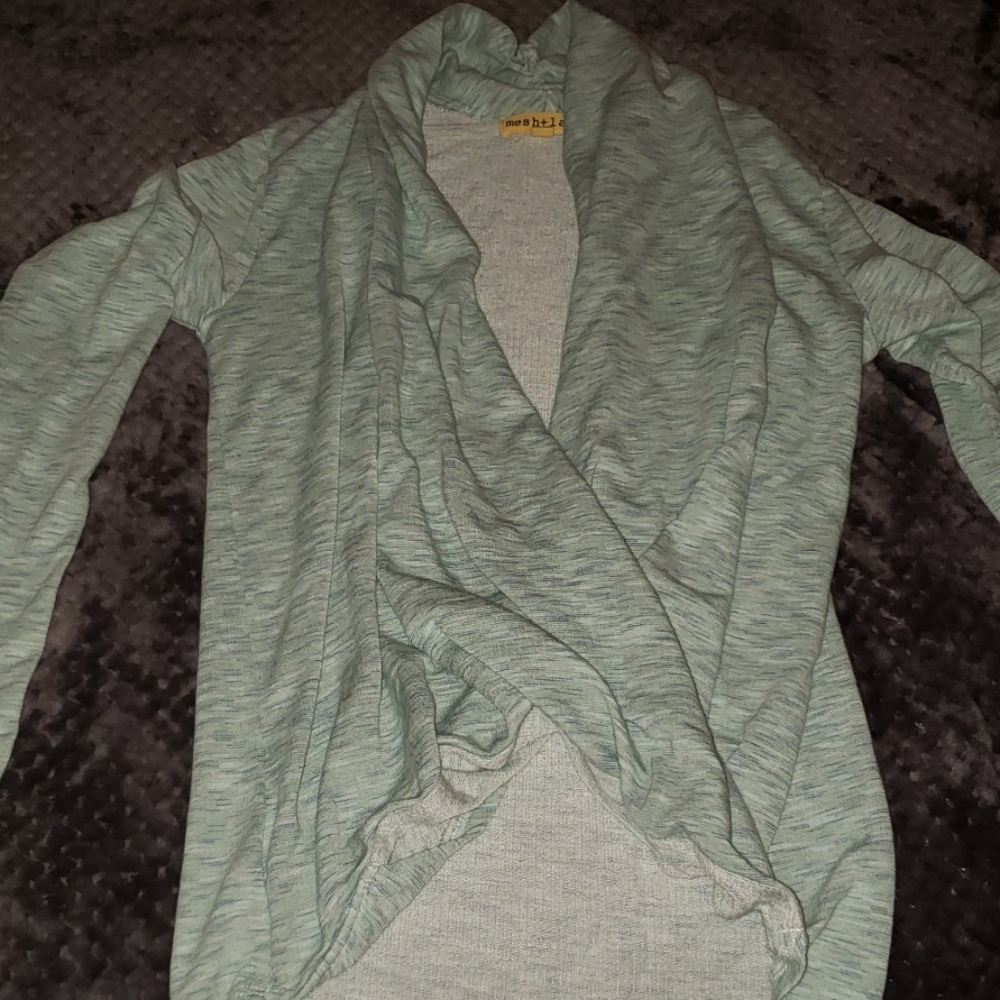 Long sleeved top shorter in the front
